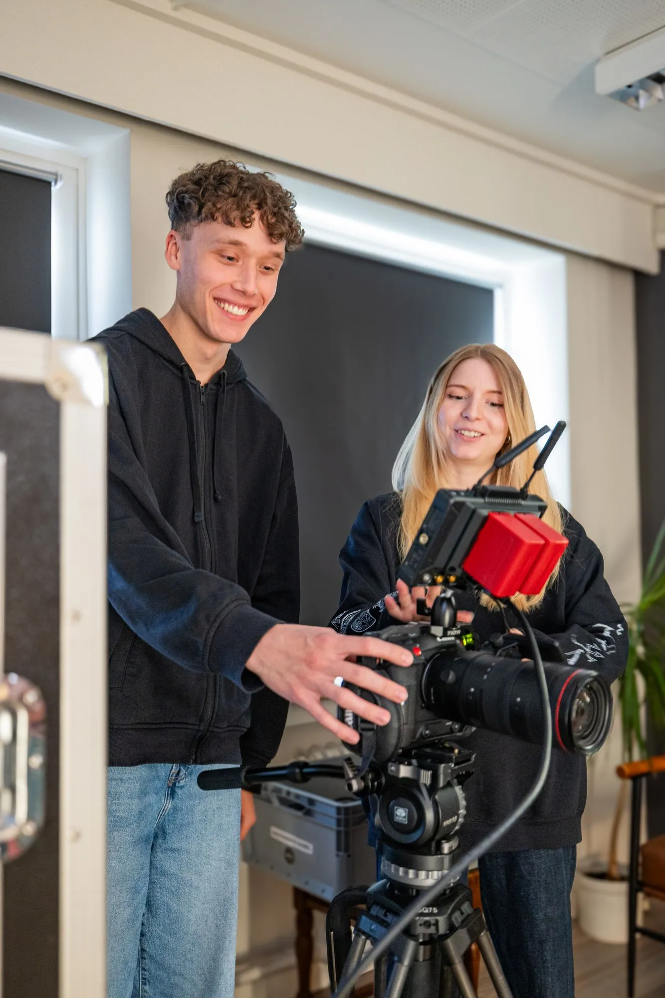 Crew mit Kamera bei einem Content-Dreh im Studio Essen