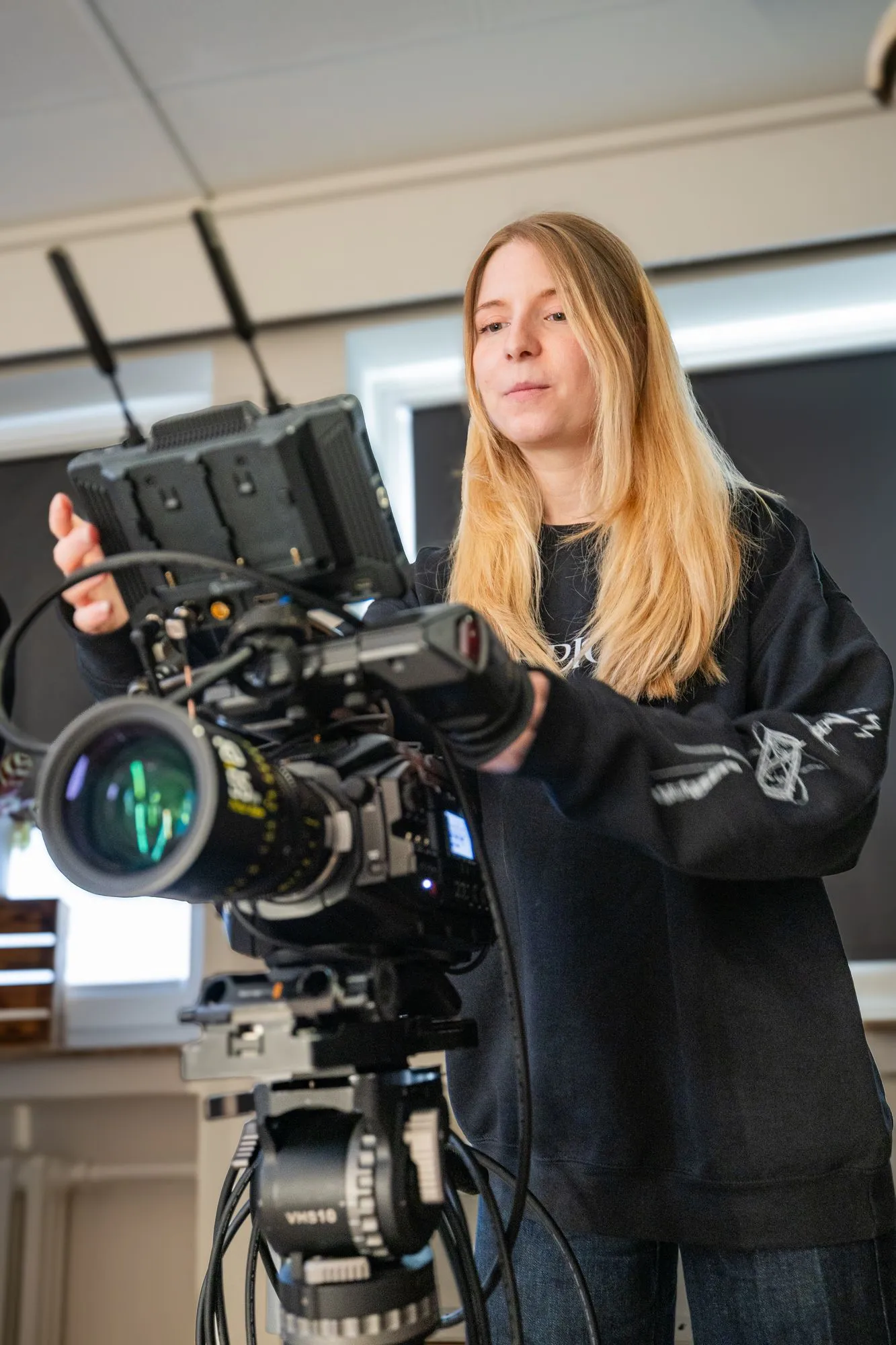 Kamerafrau an einer Cinema-Kamera im Content-Studio Essen