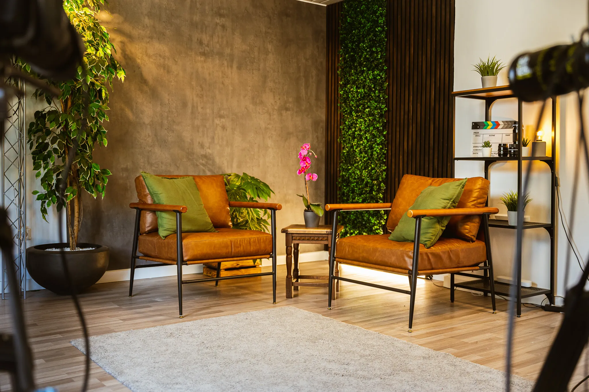 Lounge-Set mit Cognac-Ledersesseln im Videostudio Essen