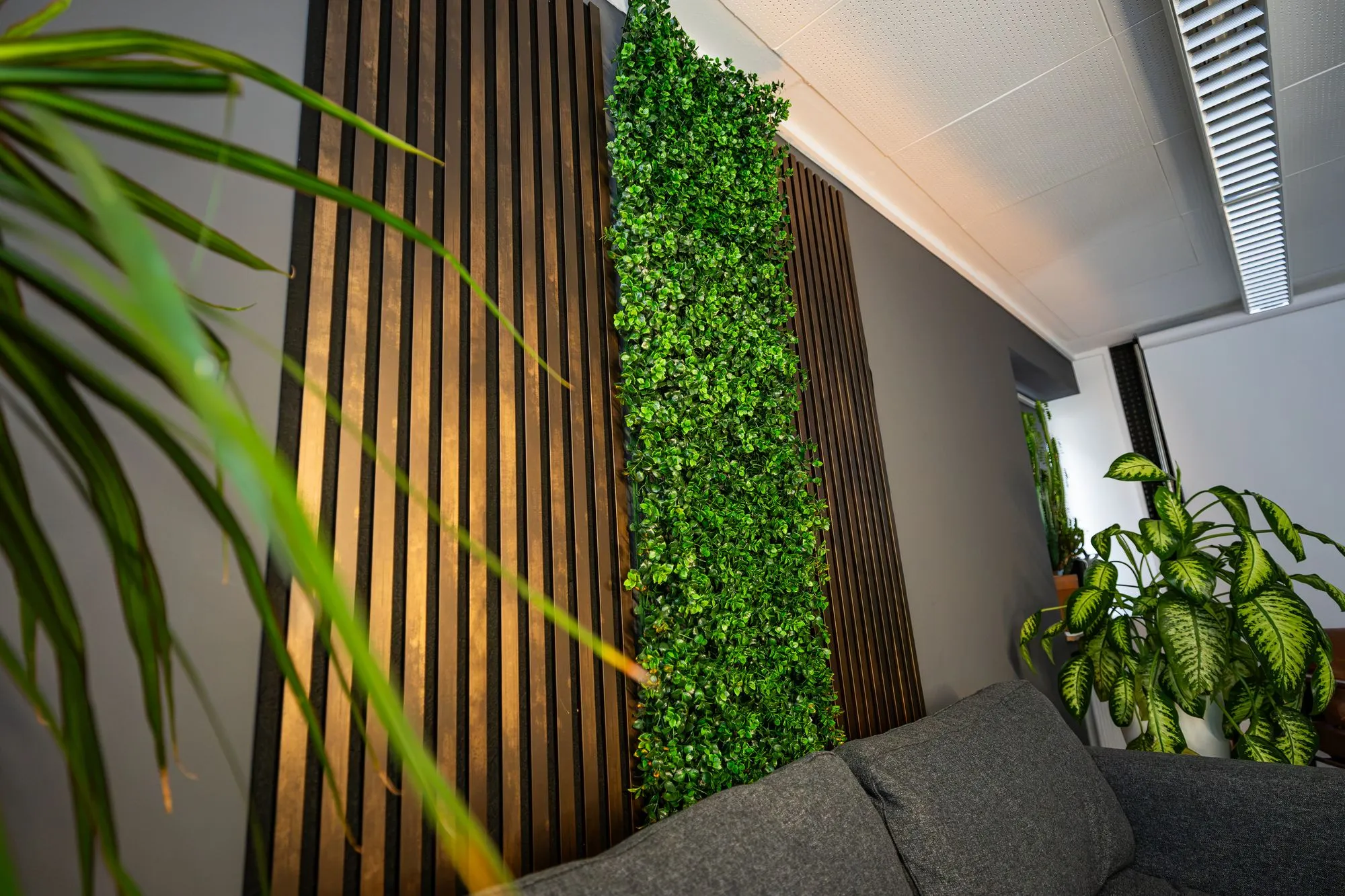 Pflanzenwand mit Holzlamellen als Fotohintergrund im Fotostudio Essen