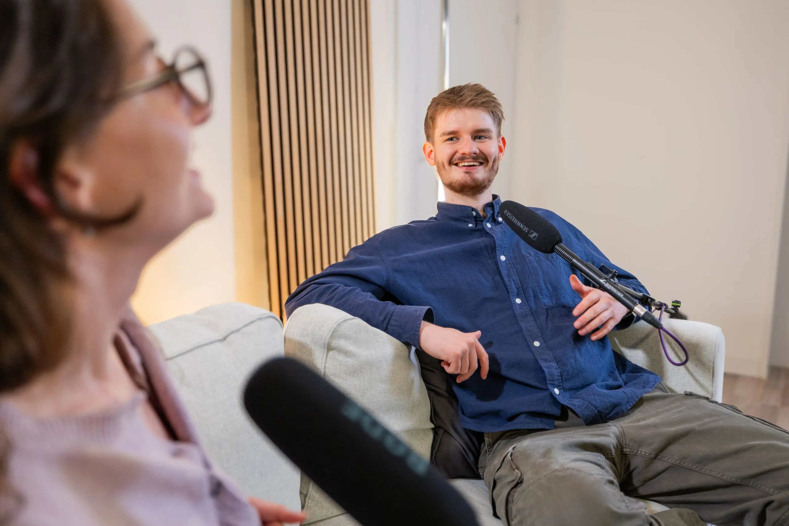 Podcast-Interview auf dem Sofa-Set mit Mikrofon im Podcast-Studio Essen